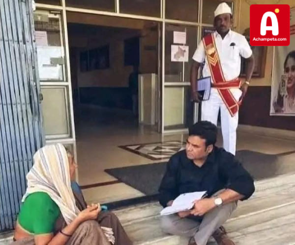 ఆఫీస్ మెట్ల మీద కూర్చున్న యశంకర్ భూపాలపల్లి జిల్లా కలెక్టరేట్...