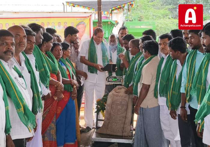 అన్నదాతలకు అండగా కాంగ్రెస్ ప్రభుత్వం: లింగాలలో మొక్కజొన్న కొనుగోలు కేంద్రాలు ప్రారంభం