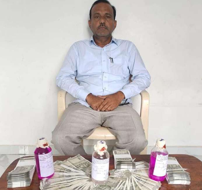 లంచం తీసుకుంటూ జిల్లా సహకార అధికారి ఏసీబీ వలలో: మంచిర్యాలలో ₹2 లక్షలతో పట్టుబడిన రాథోడ్ బిక్కు