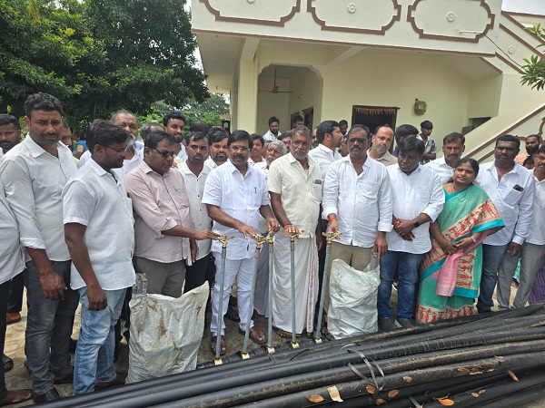 రైతులకు స్పింక్లర్ సెట్లను అందజేసిన ఎమ్మెల్యే డాక్టర్ చిక్కుడు వంశీకృష్ణ