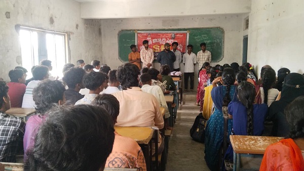 అచ్చంపేట పట్టణ కేంద్రంలో ఎస్ఎఫ్ఐ సర్వేలు సభ్యత్వాల సేకరణ.