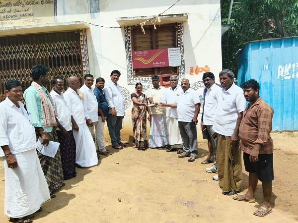 సంతోషంలో నిరుపేదలు.... ఒక్కొక్కరికి లక్ష రూపాయలు అందజేసిన రాజారెడ్డి, తిరుపతి రెడ్డి.