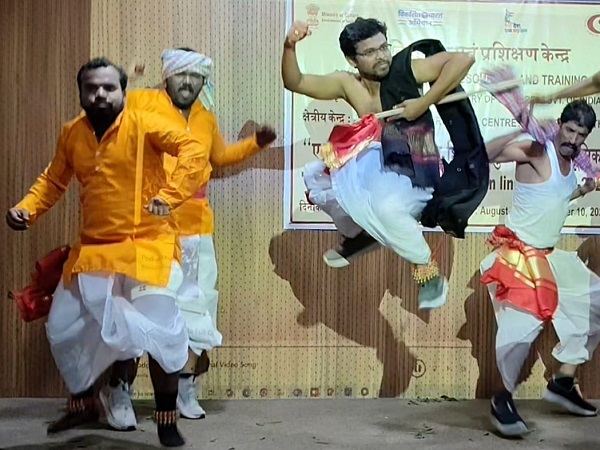 జాతీయ స్థాయి విద్య శిక్షణ కార్యక్రమంలో గద్దర్ వేషధారణ తో నృత్యం చేస్తున్న టీచర్స్...