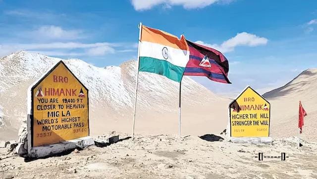 సరికొత్త ప్రపంచ రికార్డు సృష్టించిన భారత్.. అత్యంత ఎత్తైన రోడ్డు నిర్మాణం...